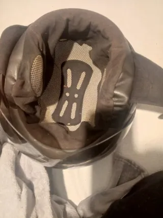 Casco de moto negro con visera