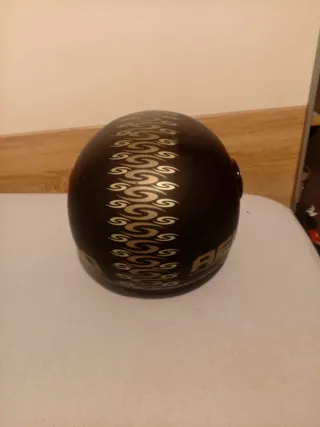 Casco de moto negro con visera