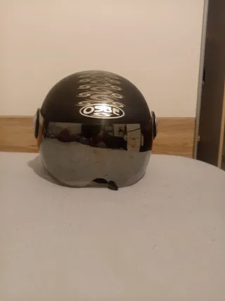 Casco de moto negro con visera