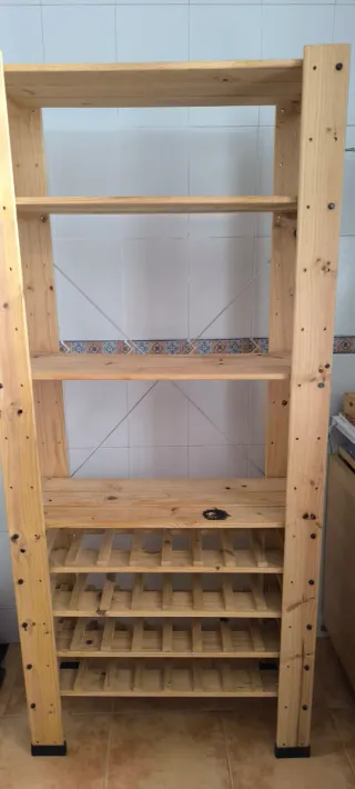 Estantería de madera Ikea. Botelleros