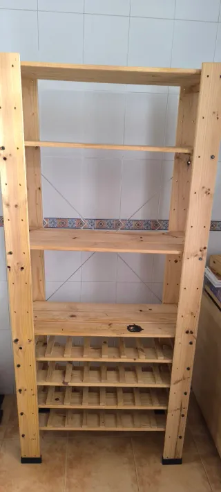Estantería de madera Ikea. Botelleros