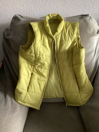 Chaleco acolchado verde y amarillo