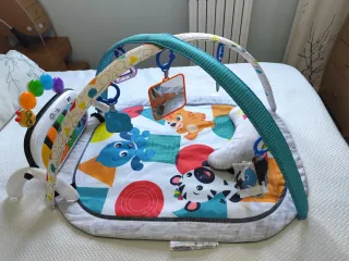 Parque infantil con piano y juguetes