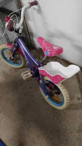 Bicicleta infantil morada con asiento trasero
