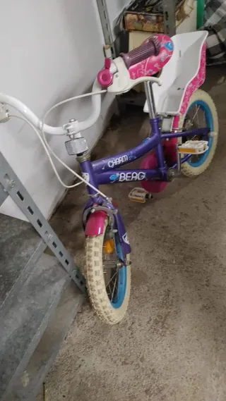 Bicicleta infantil morada con asiento trasero