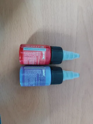 Tinta, aguja y mesclador de tinta para tatuadores