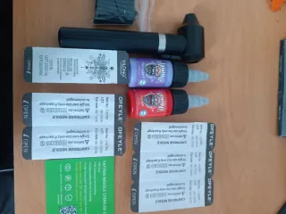 Tinta, aguja y mesclador de tinta para tatuadores
