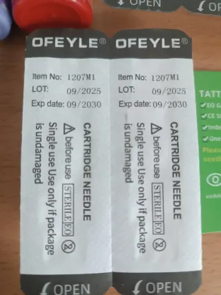 Tinta, aguja y mesclador de tinta para tatuadores