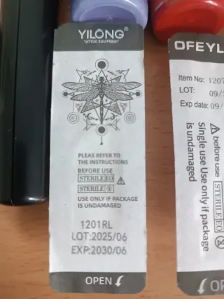 Tinta, aguja y mesclador de tinta para tatuadores