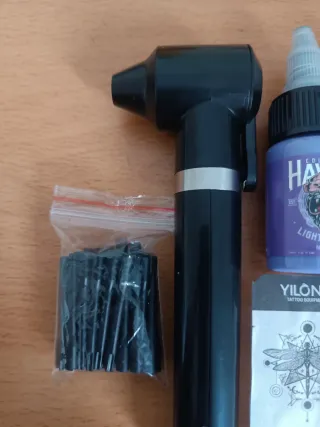 Tinta, aguja y mesclador de tinta para tatuadores