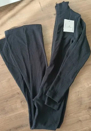 Macacão compressivo boca de sino preto