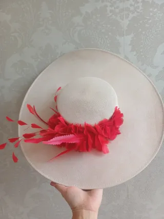 Pamela de fiesta con flores rojas