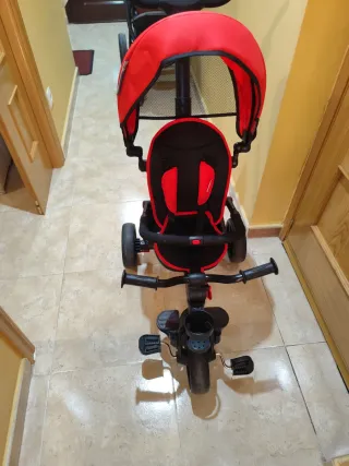 Triciclo infantil rojo y negro marca Molto