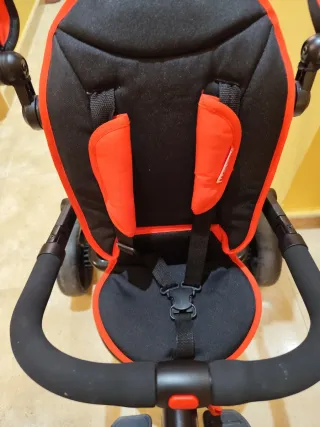 Triciclo infantil rojo y negro marca Molto