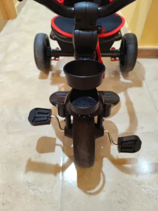 Triciclo infantil rojo y negro marca Molto