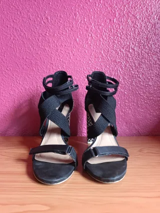 Zapatos de tacón negros y blancos