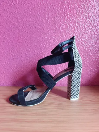 Zapatos de tacón negros y blancos