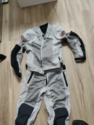 Chaqueta y pantalonMoto Rev'it! Engineered Skin