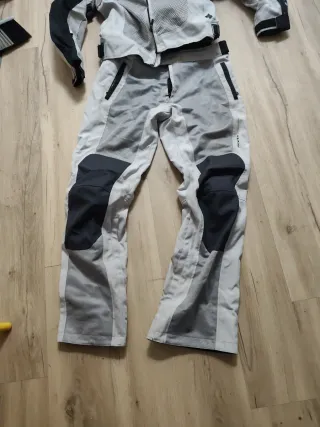 Chaqueta y pantalonMoto Rev'it! Engineered Skin