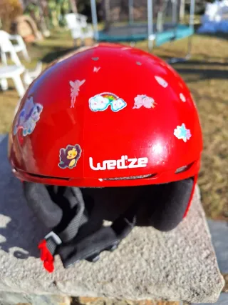 Casco de esquí Wedze rojo con pegatinas y gafas