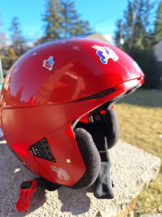 Casco de esquí Wedze rojo con pegatinas y gafas