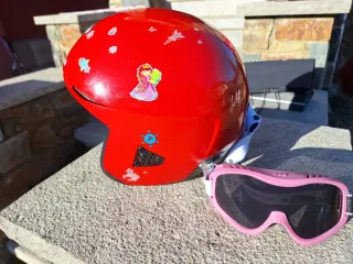 Casco de esquí Wedze rojo con pegatinas y gafas