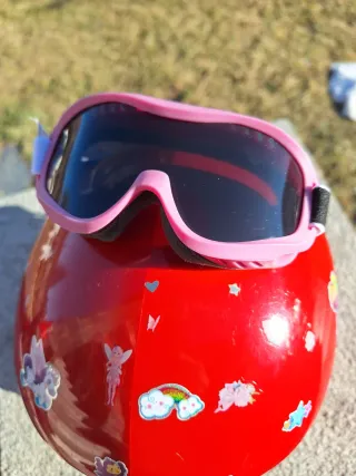 Casco de esquí Wedze rojo con pegatinas y gafas