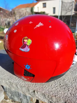 Casco de esquí Wedze rojo con pegatinas y gafas