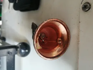 Campana antigua de cobre con oso