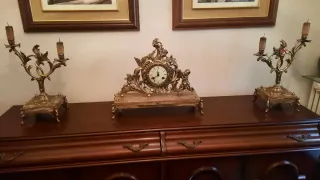 Reloj + 2 candelabros antiguos de bronce