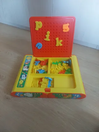 Mesa interactiva infantil con letras