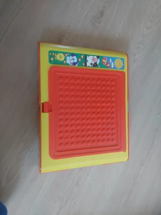Mesa interactiva infantil con letras