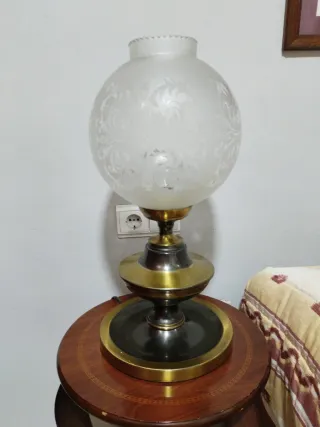 Lámpara de mesa quinqué estilo clásico