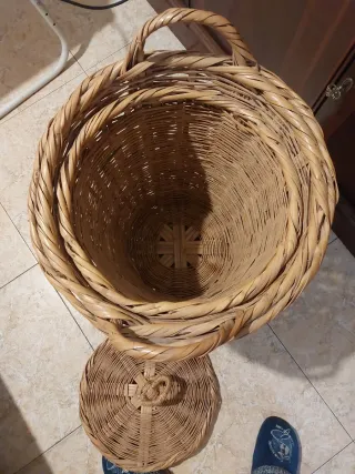 Cesta de mimbre con tapa y asas
