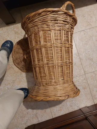 Cesta de mimbre con tapa y asas