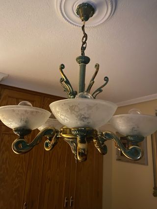 Lámpara de bronce para techo.