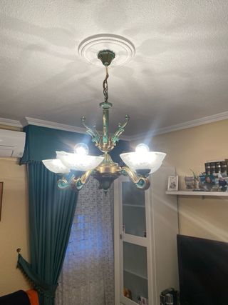 Lámpara de bronce para techo.