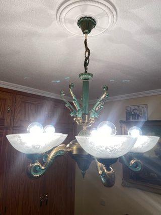 Lámpara de bronce para techo.