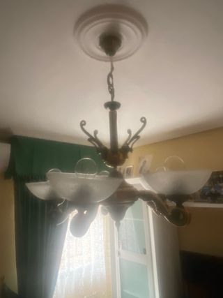 Lámpara de bronce para techo.