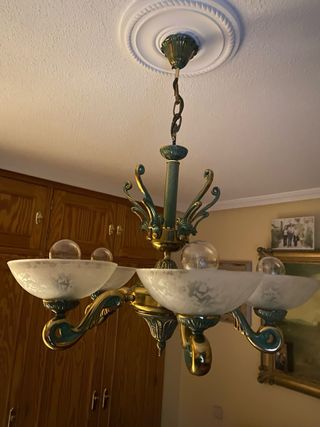 Lámpara de bronce para techo.