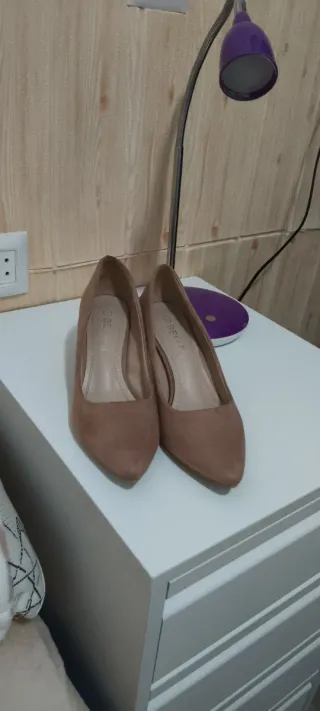 Zapatos de tacón rosa y marrón