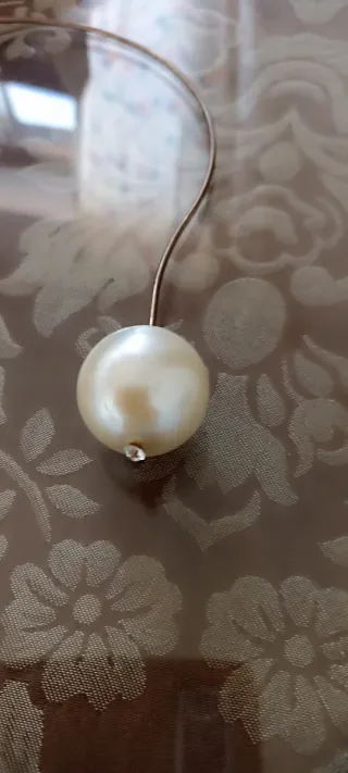 Gargantilla rígida perlas dorada y blanca