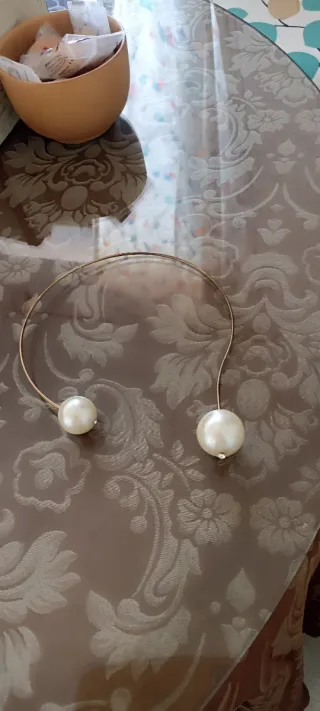 Gargantilla rígida perlas dorada y blanca