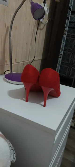 Zapatos de tacón rojos