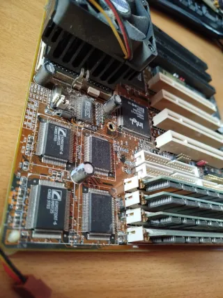 Placa base Intel con tarjetas de expansión