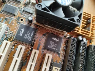 Placa base Intel con tarjetas de expansión