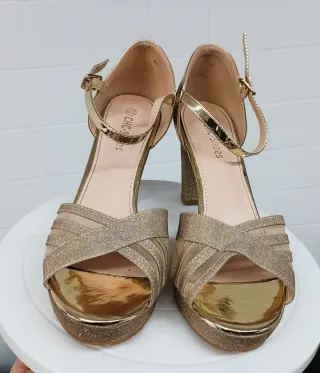 Zapatos de tacón dorados para fiesta