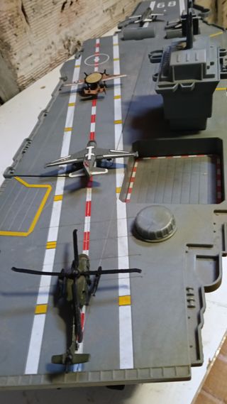 Portaaviones de juguete con aviones