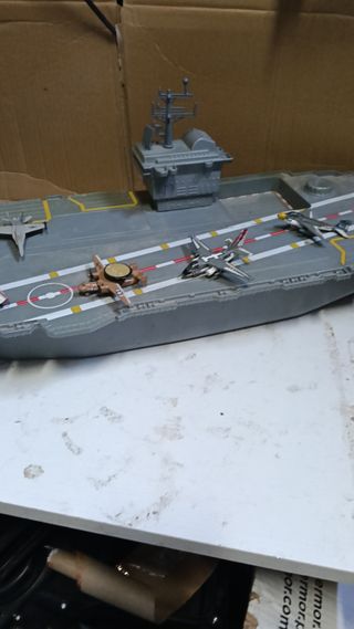 Portaaviones de juguete con aviones