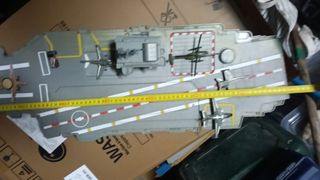 Portaaviones de juguete con aviones